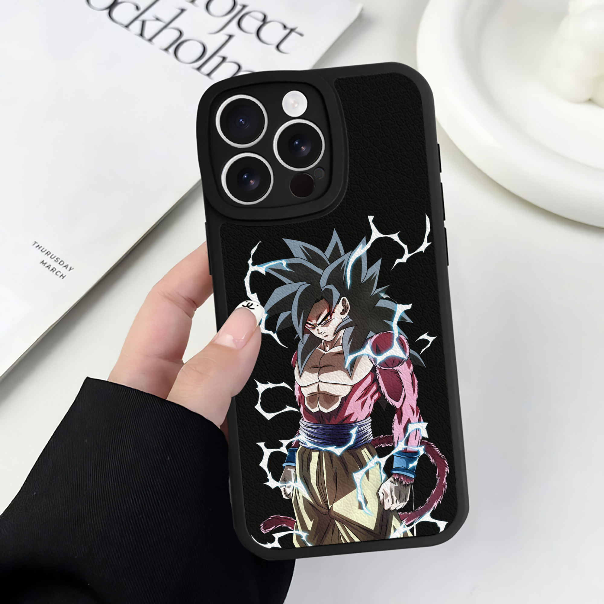 （画像用） ドラゴンボール 孫悟空（そん ごくう）Son Goku カカロット DRAGON BALL Kakarotto 【iPhone 16シリーズ対応】シリコンスマホケース（レザー調） 材質：シリコン